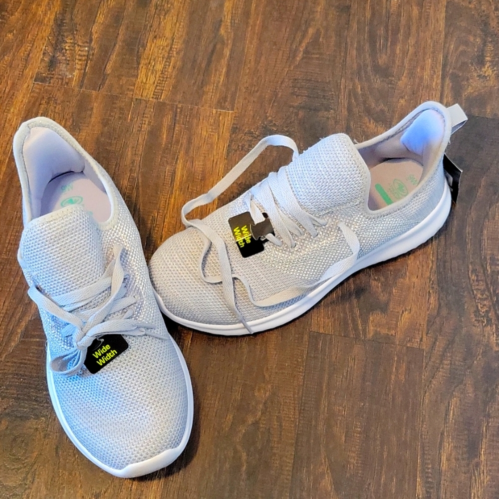 Athletic tennis shoes